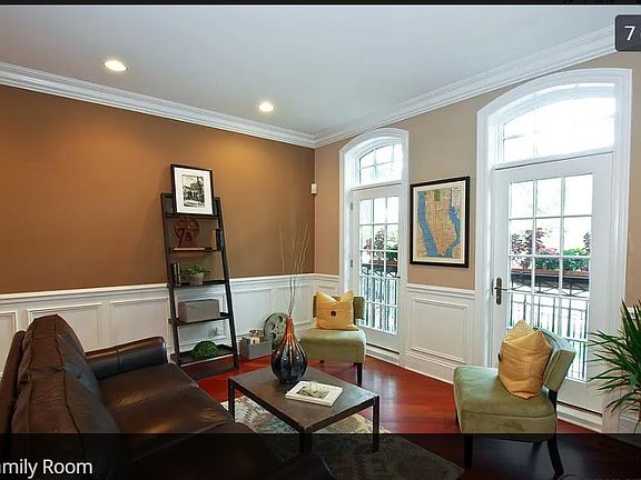 4th image of 2960 N Oakley Ave