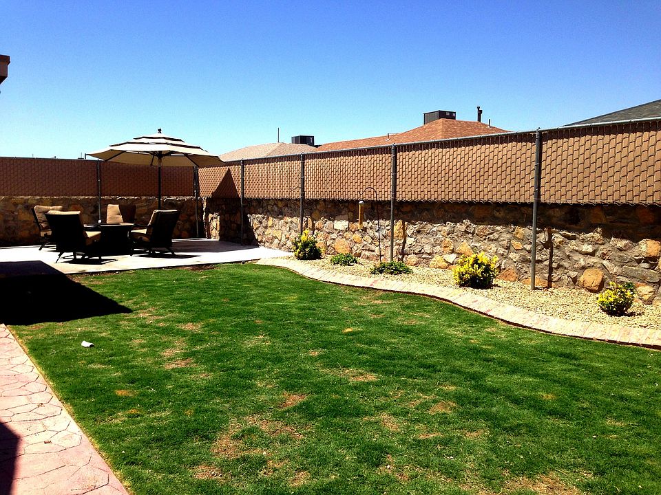 Nice landscaped yard for cookouts and relaxing!