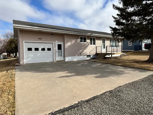 740 W 9th St, Winner, SD 57580