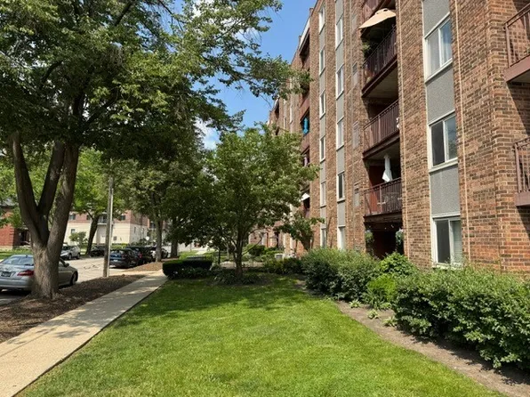 825 Pearson St APT 3E, Des Plaines, IL 60016
