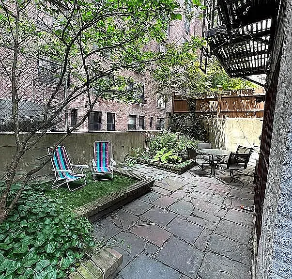348 E 58th St #1C — Photo 1