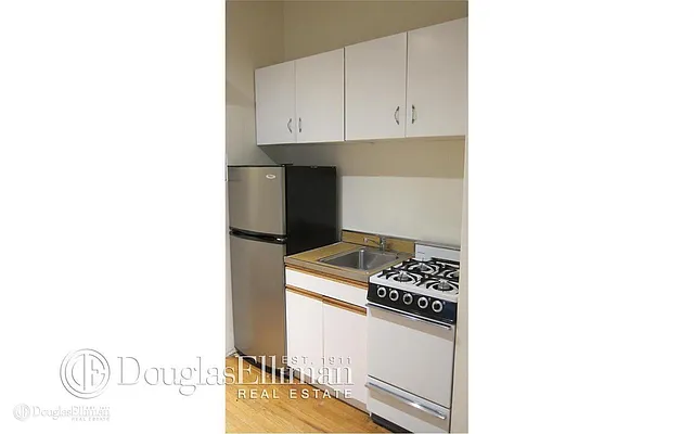 Rented by Douglas Elliman | media 27