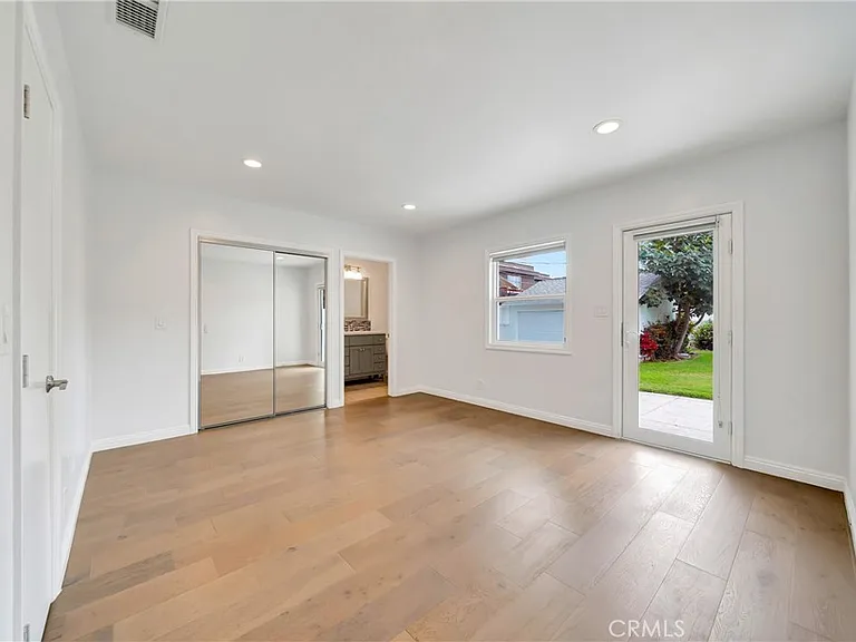4833 Longridge Ave — Photo 26