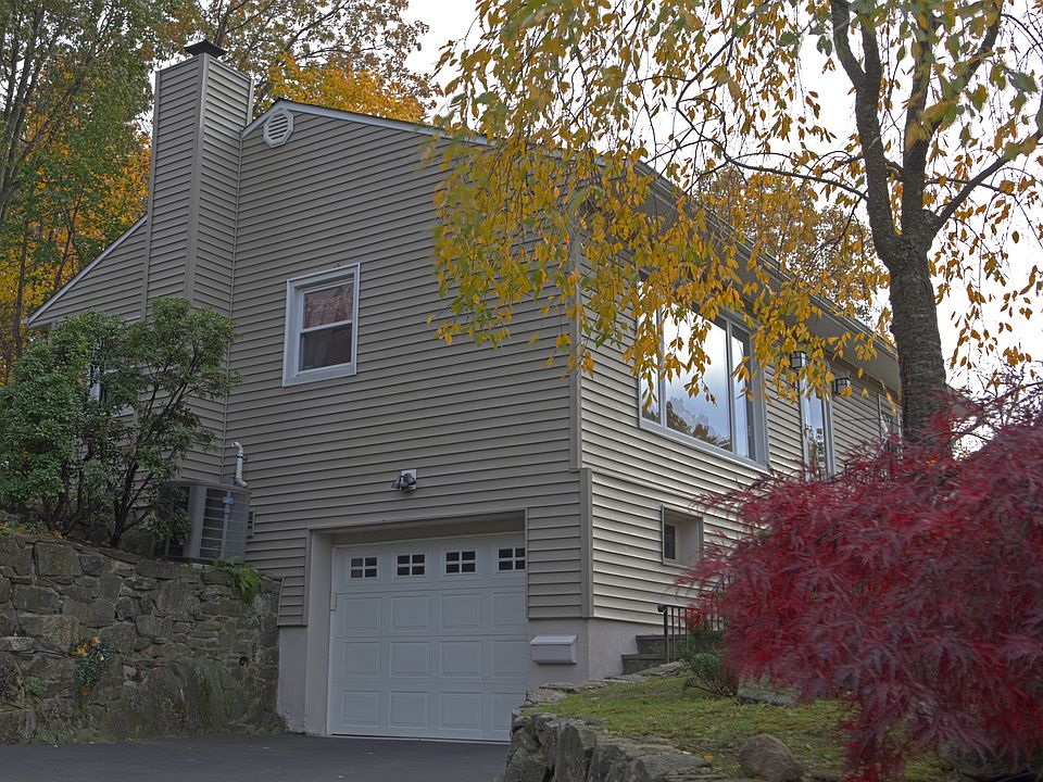 Driveway/Entrance View