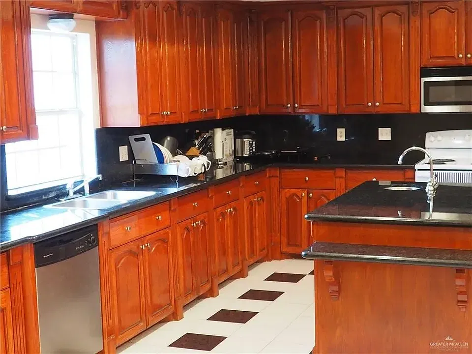 3 bed, 2483 sqft, $2,000 — Photo 3