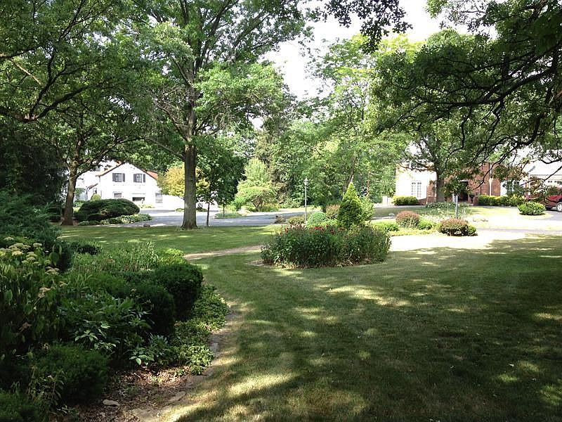2nd image of 8 Butterfield Cir