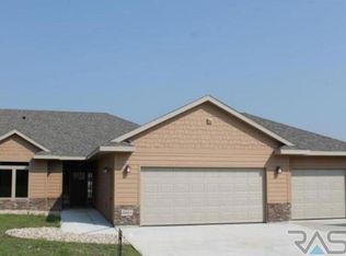 5801 S Grand Lodge Pl, Sioux Falls, SD 57108
