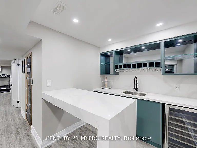 13 N Rexford Dr — Photo 28