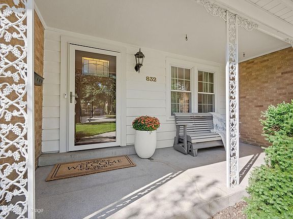 3rd image of 832 Sherwood Rd
