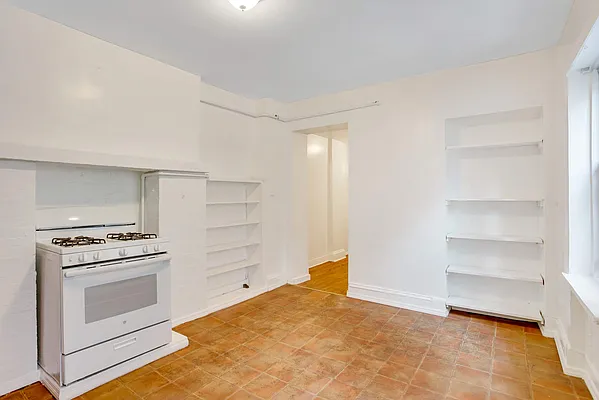 Rented by Moises Farhart, LREB | media 22