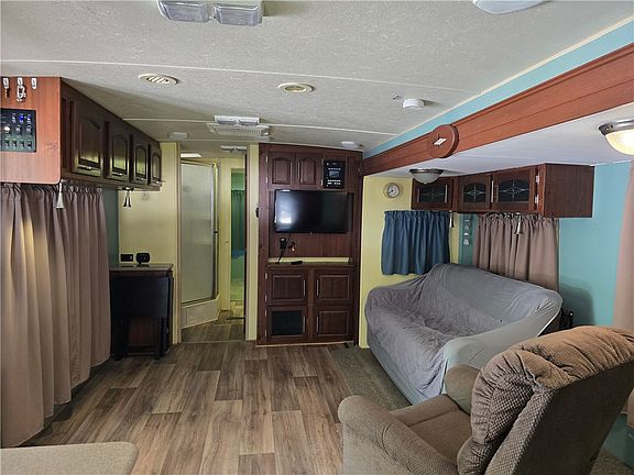 5th image of 131 Loop Cir