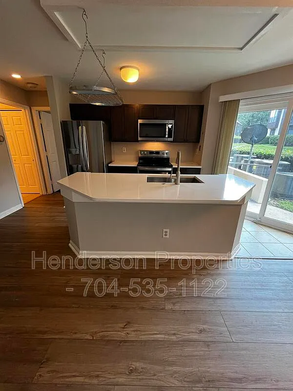 2 bed, 2.0 bath, 880 sqft, $1,550 — Photo 3
