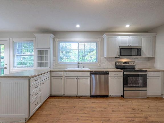 2nd image of 1203 Skyline Dr