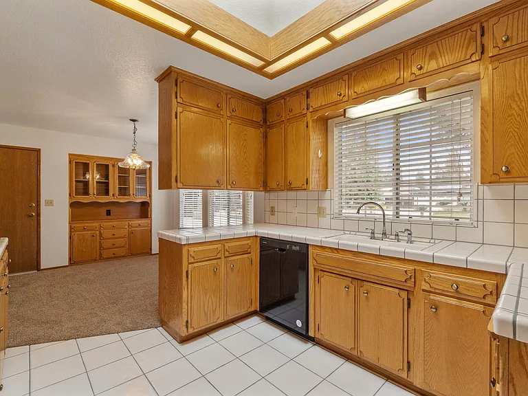 6469 N San Pedro Ave — Photo 15