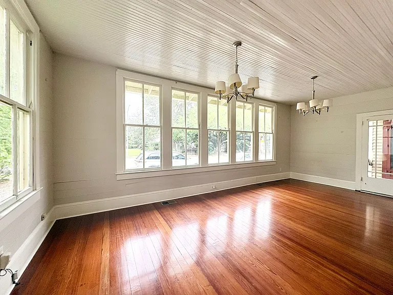 215 Versailles Blvd — Photo 3