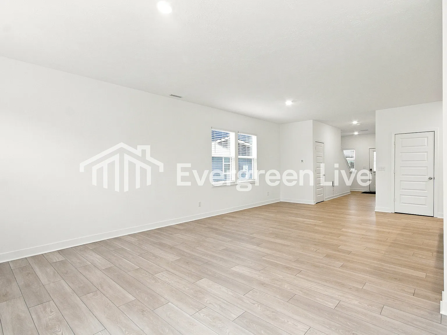 5 bed, 3.0 bath, 2460 sqft, $2,240 — Photo 2