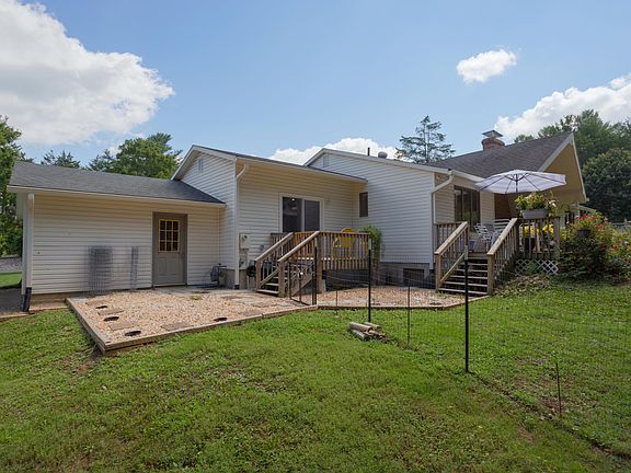 4th image of 28 Edgewood Dr