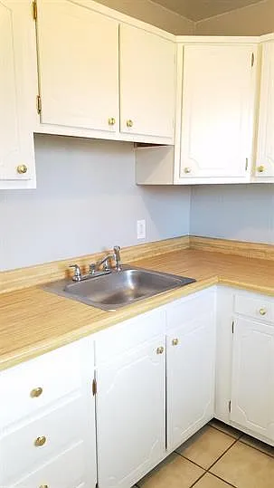 2677 Shoreland Ave — Photo 6