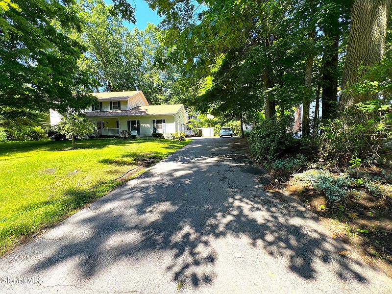 3rd image of 7 Woods Way