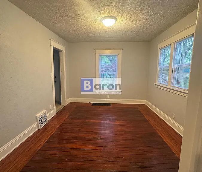 910 Allen St — Photo 2