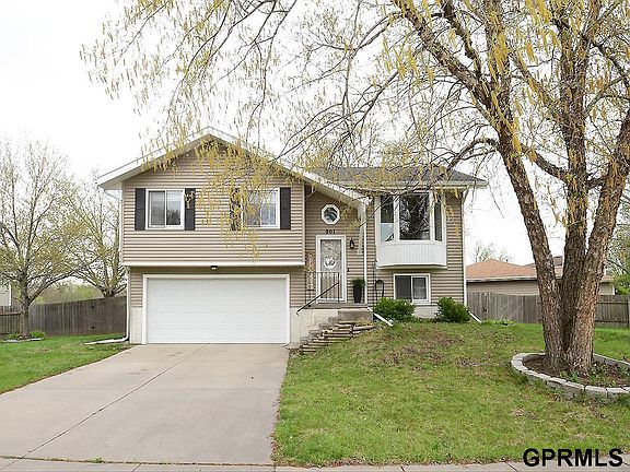 2nd image of 901 Parkview Ln