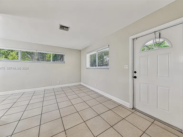 606 SW 16th St — Photo 5