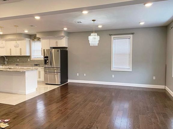 3rd image of 581 Olympia Ave Floor 1