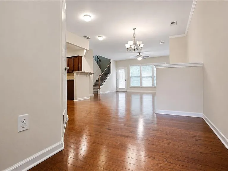 2132 Greencrest Cir — Photo 2