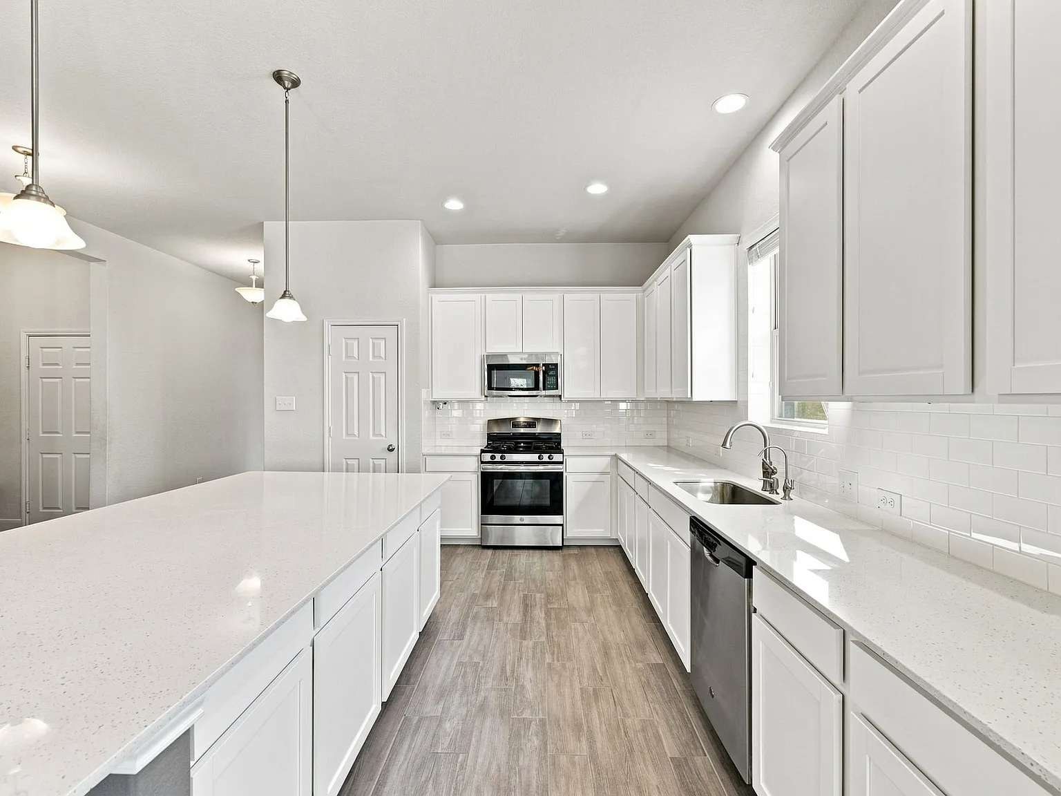 3 bed, 2756 sqft, $2,600 — Photo 3