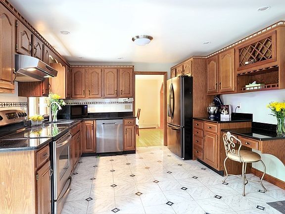 3rd image of 210 Boxwood Ln