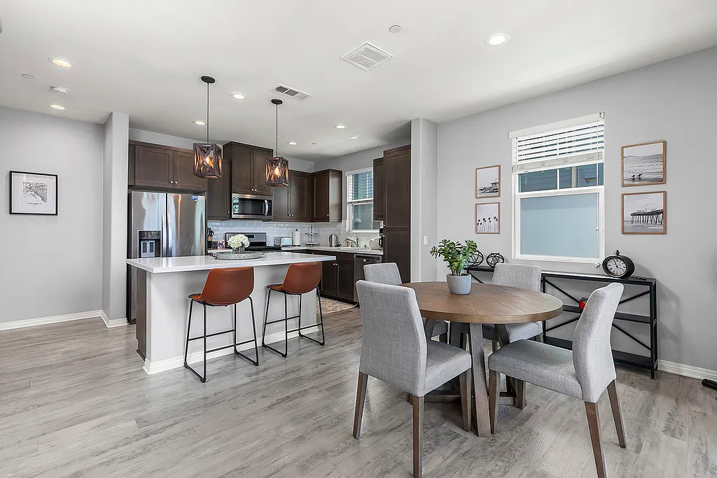 3 bed, 2.5 bath, $6,425 — Photo 3