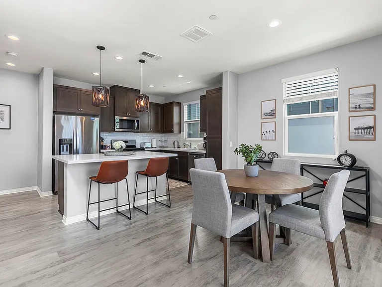502 Lark Way — Photo 3