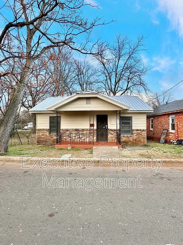 3 bed, 2.0 bath, 1034 sqft, $1,000 — Photo 1