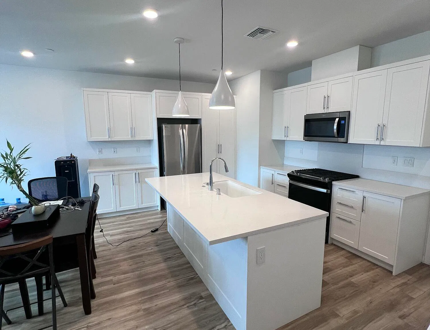 3 bed, 4.0 bath, 1450 sqft, $4,700 — Photo 2
