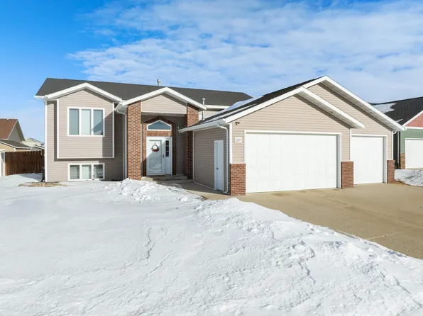 1205 33rd Ave SE, Minot, ND 58701