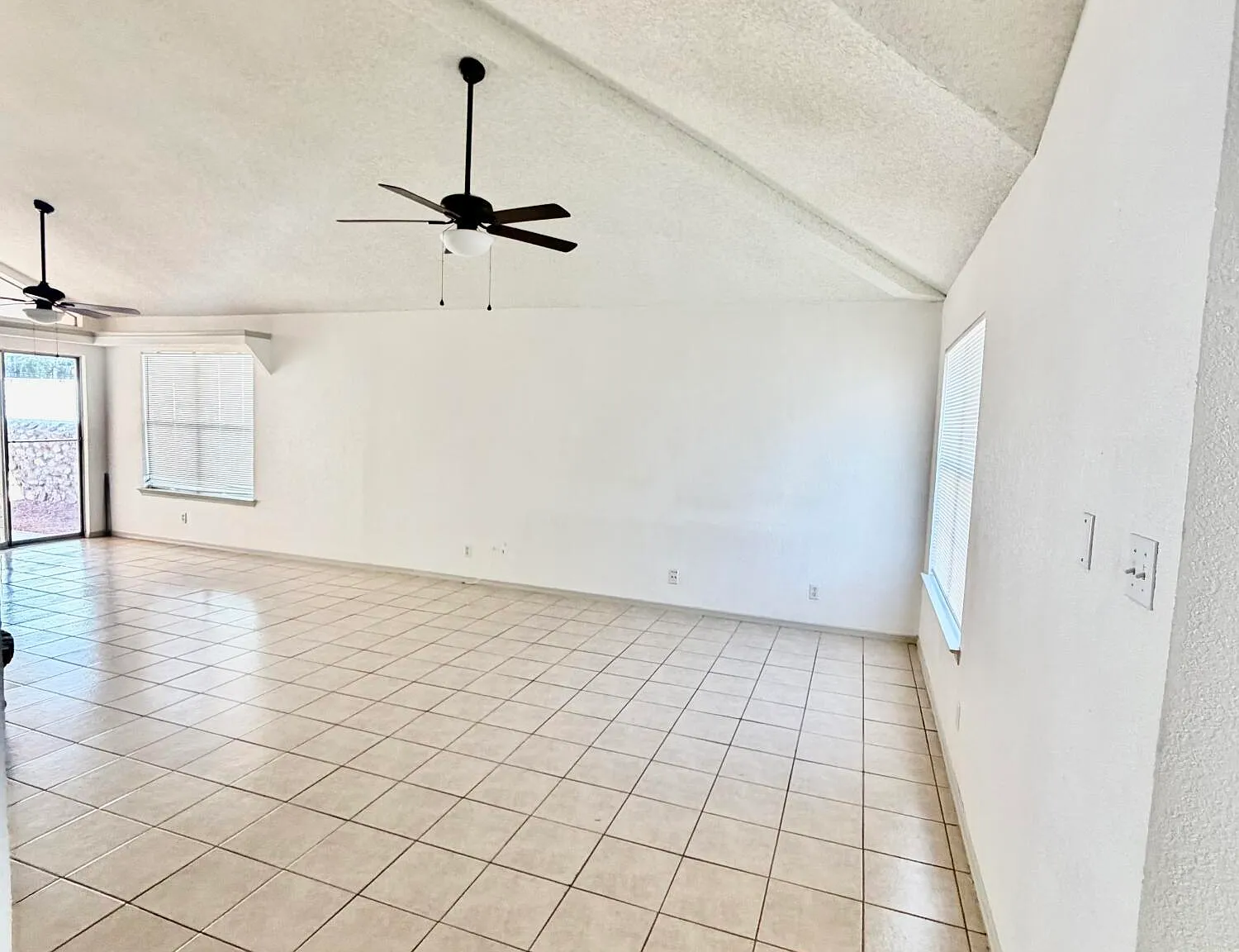 3 bed, 2.0 bath, 1386 sqft, $1,725 — Photo 2