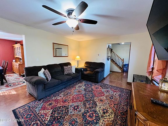 3rd image of 1050 Oak Ln