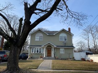 33 Circle Dr, Westbury, NY 11590