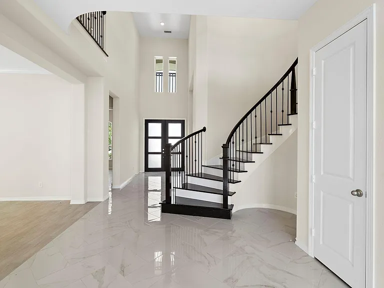 9806 Oakwood Trl — Photo 3