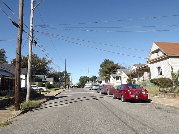 4th image of 993 Saxon Ave