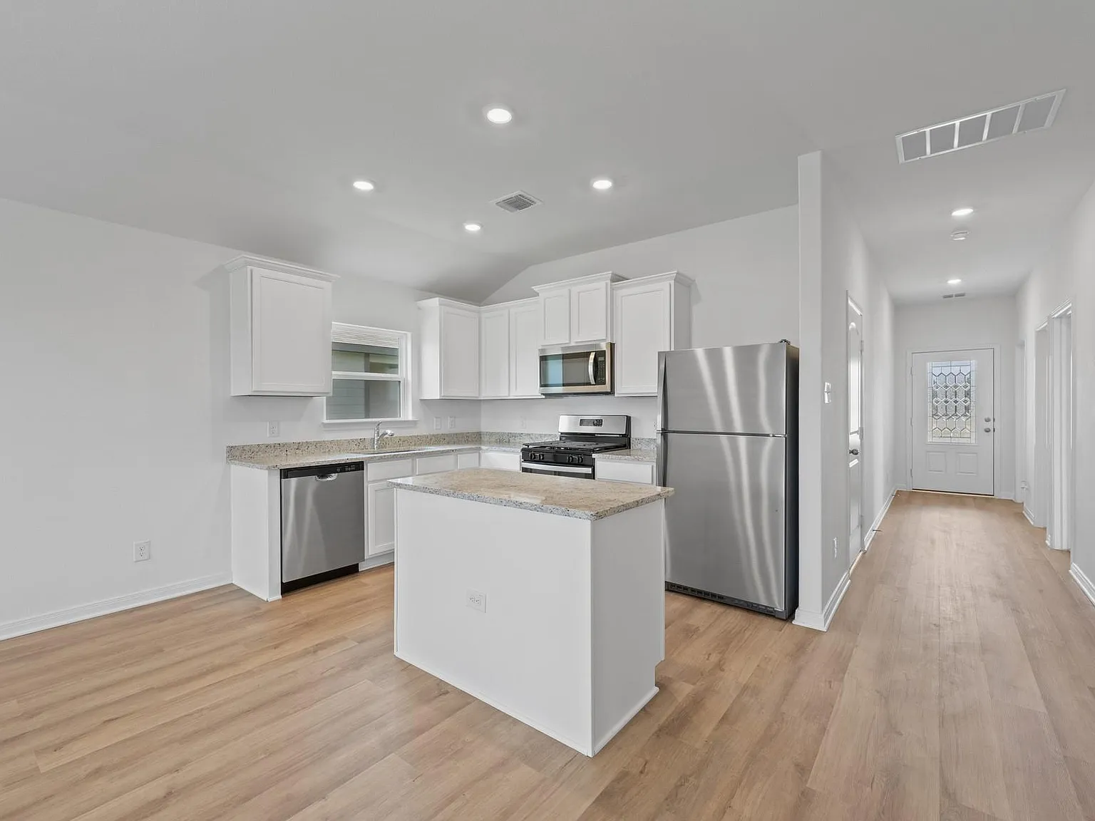 3 bed, 2.0 bath, 1211 sqft, $2,055 — Photo 2