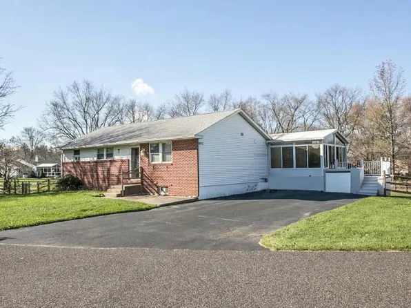 14 Roberta Ln, Royersford, PA 19468