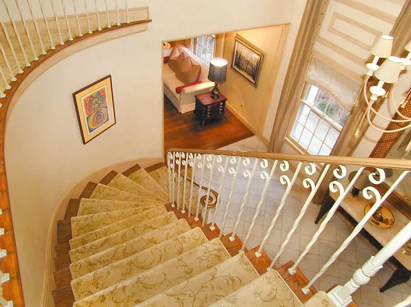 61 Prynne Ridge Rd, Longmeadow, MA 01106