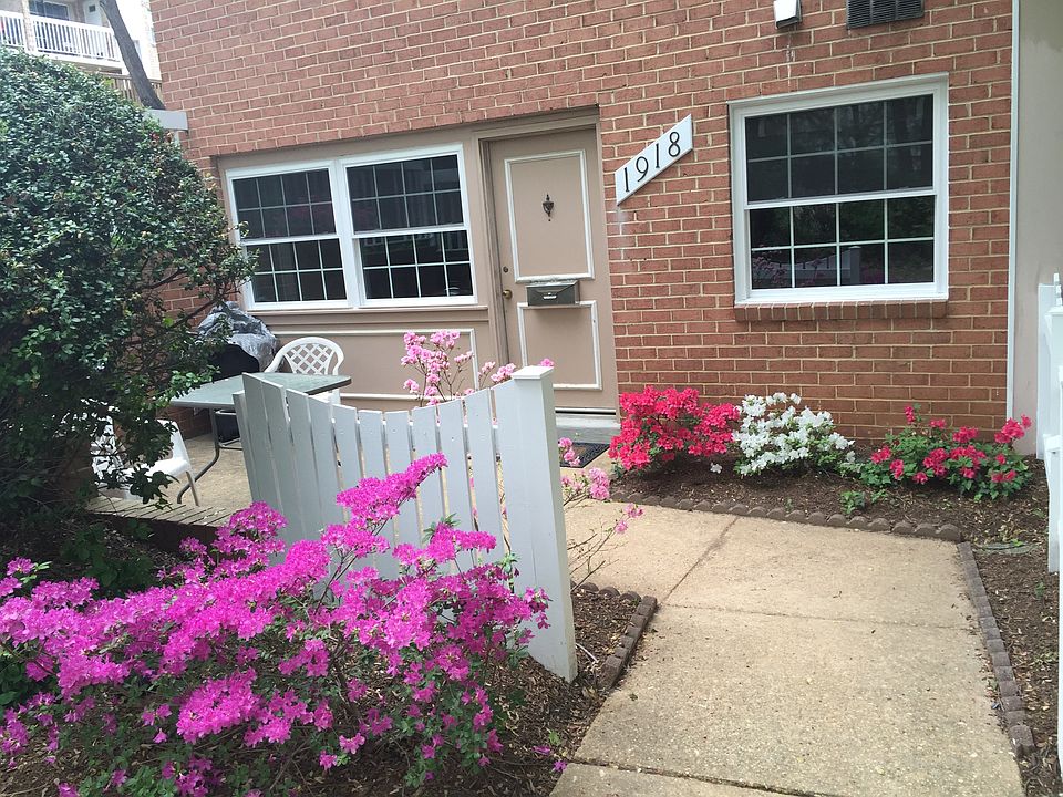 Private entrance with patio