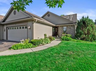 323 Parkview Ct, Hartland, WI 53029