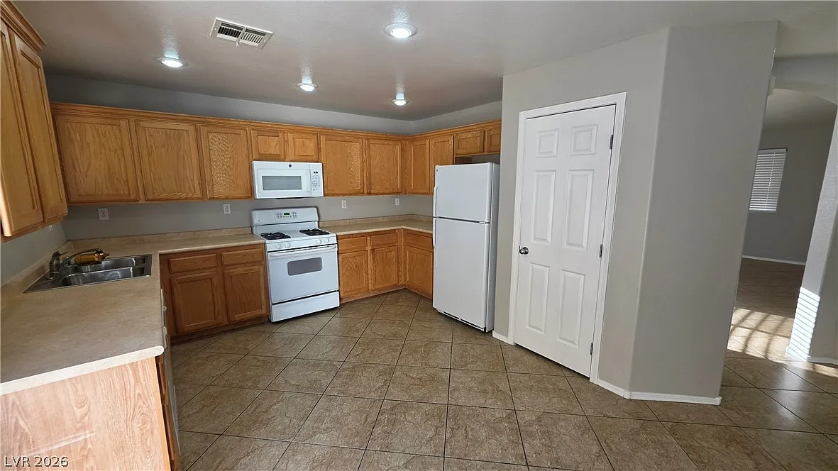 3 bed, 2.5 bath, 1476 sqft, $1,877 — Photo 3