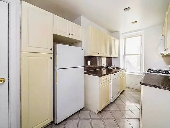 4th image of 431 3rd Ave #21