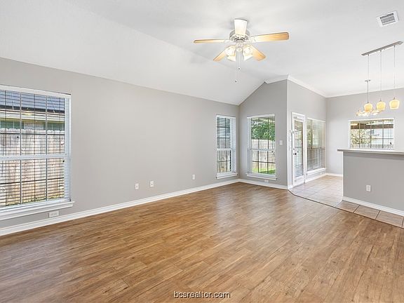 5th image of 906 Bougainvillea St