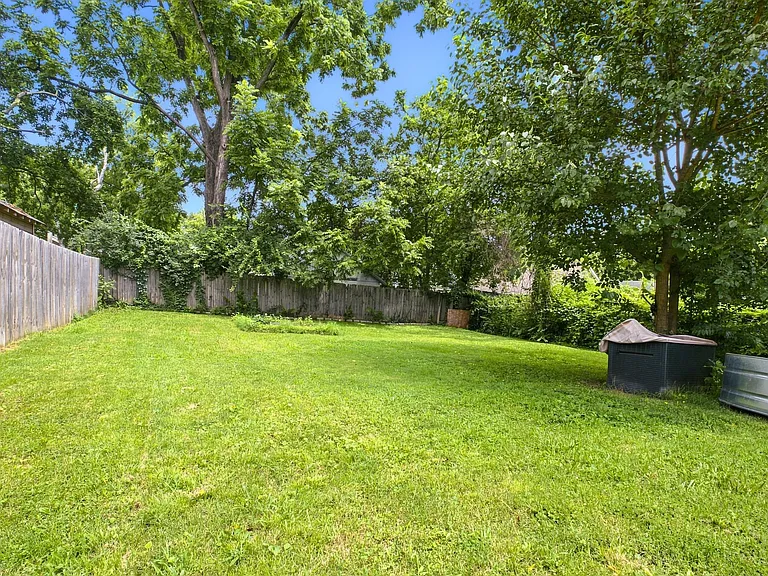 131 Eastmoreland St — Photo 33