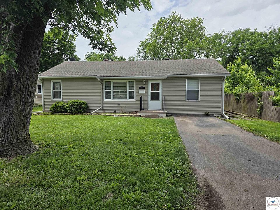 1st image of 900 Sue Ln